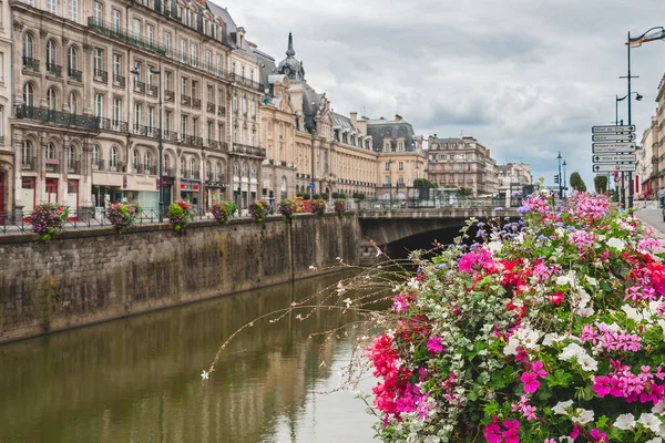 Flores e rio Vilaine em Rennes — Fotografia de Stock