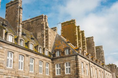 Çatılar ve Saint-Malo bacalar