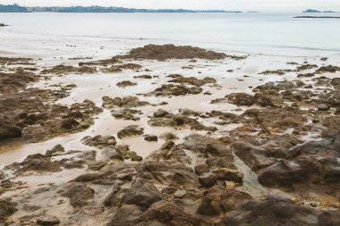 Dalgalar alçaldığında Rocky sahili.