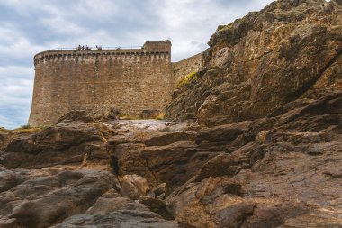 Eski şehir surları ve kayalar
