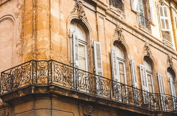 Hermosa fachada erosionada en Aix-en-Provence — Foto de Stock