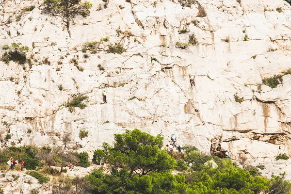 Kaya dağcılar Calanques kayalıkları üzerinde