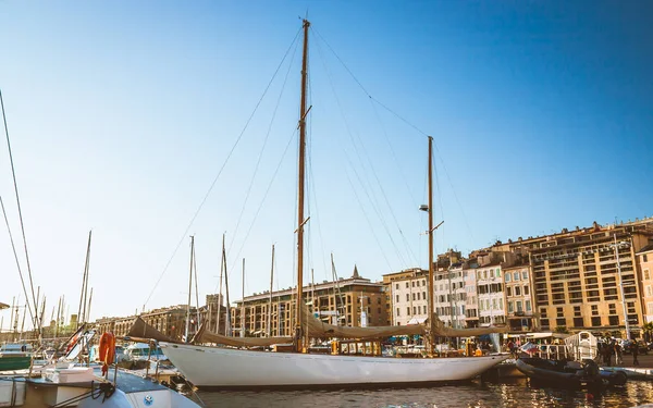 Barcos amarrados en el puerto de Marsella — Foto de Stock