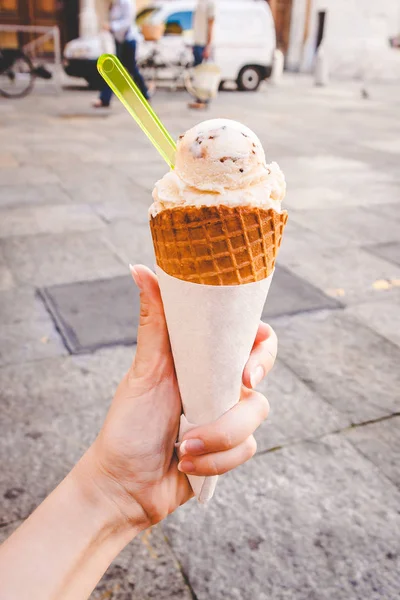 Cône de crème glacée à la main féminine — Photo