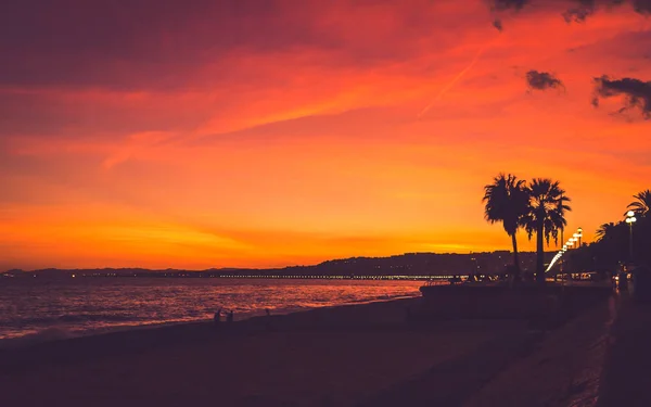 Puesta de sol de colores brillantes en la playa de Niza —  Fotos de Stock