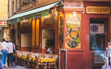 Nice, Fransa - 13 Ekim 2009: Tipik restoran salata spesiyaliteleri de Nice eski şehir ile