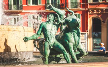 Nice, Fransa - 11 Ekim 2009: Satürn güneş çeşme veya Fontaine du Soleil de Nice tarihi kare Place Massena üzerinde gösteren bronz heykel