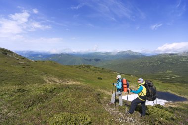 Bir sırt çantası ile dağlarda hiking yaz . 