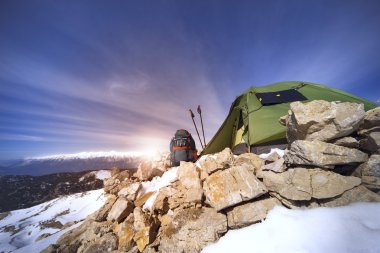 Dağlarda bir sırt çantası ve çadır kamp kış.