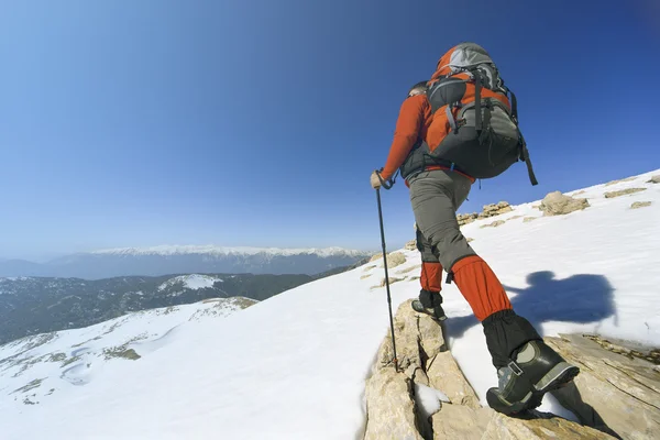 Winterwandern in den Bergen mit dem Rucksack. — Stockfoto