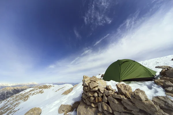 Dağlarda bir sırt çantası ve çadır kamp kış.