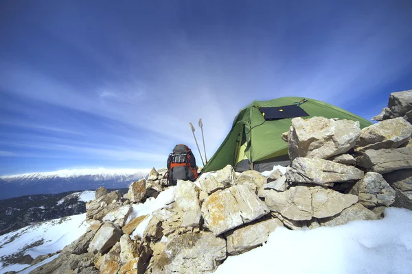 Зимний кемпинг в горах с рюкзаком и палаткой . — стоковое фото