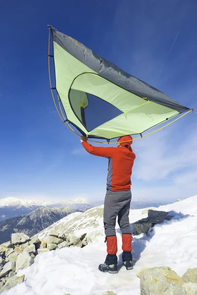 Wintercamping in de bergen met een rugzak en tent. — Stockfoto