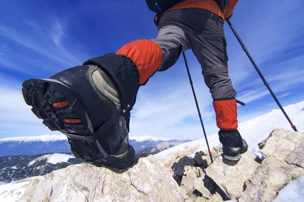 Caminhadas de inverno nas montanhas com uma mochila . — Fotografia de Stock