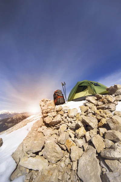 Wintercamping in de bergen met een rugzak en tent. — Stockfoto