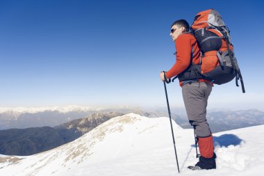 Bir sırt çantası ile dağlarda hiking kış.