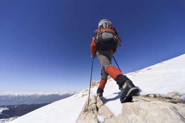 Bir sırt çantası ile dağlarda hiking kış.