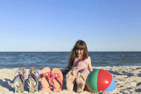 Ευτυχισμένα παιδιά στην παραλία το καλοκαίρι. — Φωτογραφία Αρχείου