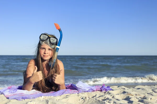 Девушка в маске и с трубкой для подводного плавания . — стоковое фото