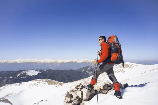Bir sırt çantası ile dağlarda hiking kış. — Stok fotoğraf