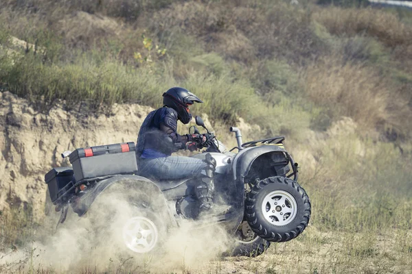 Racing Atv a homok. — Stock Fotó