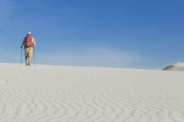 Beyaz dunes üzerinde çölde yolculuk.