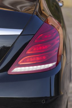 Arka ışık yansıması ile modern bir siyah araba.