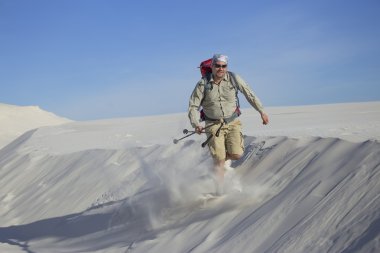 Beyaz dunes üzerinde çölde yolculuk.