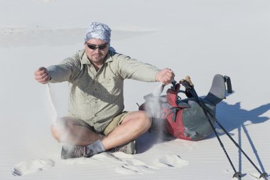 Beyaz dunes üzerinde çölde yolculuk.