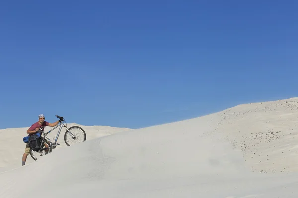 Cesta v poušti na bílé duny. — Stock fotografie