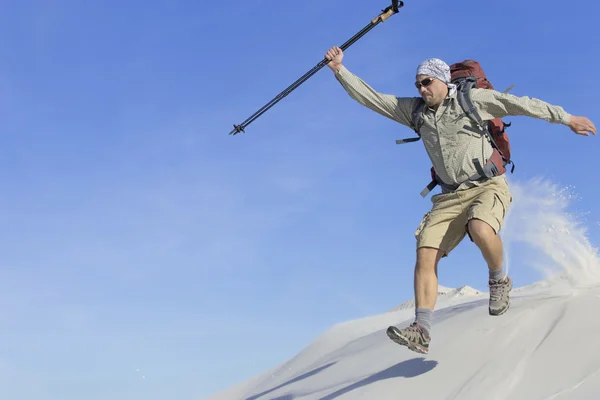 A viagem no deserto nas dunas brancas . — Fotografia de Stock