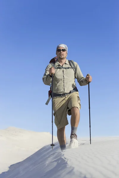 Die Reise in die Wüste auf den weißen Dünen. — Stockfoto