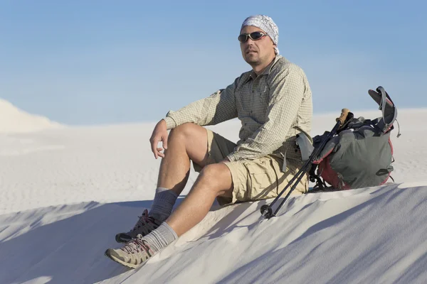 A viagem no deserto nas dunas brancas . — Fotografia de Stock