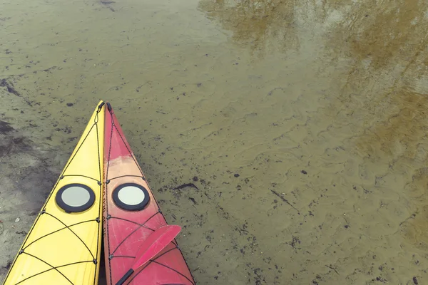 Camping avec kayaks sur la plage en été . — Photo