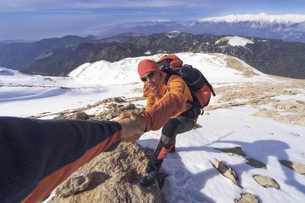 Senderismo de invierno en las montañas con una mochila . — Foto de Stock