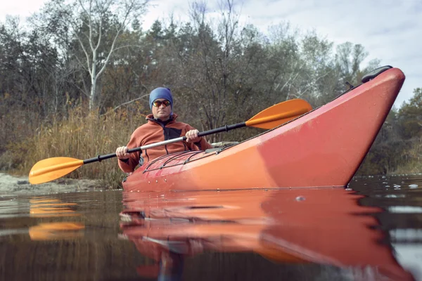 Männer fahren mit dem Kanu auf dem Fluss. — Stockfoto