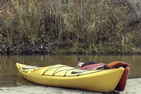 Yaz aylarında kayak sahilde kamp. — Stok fotoğraf