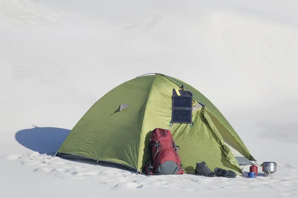 Campeggio nel deserto con zaino e tenda . — Foto Stock