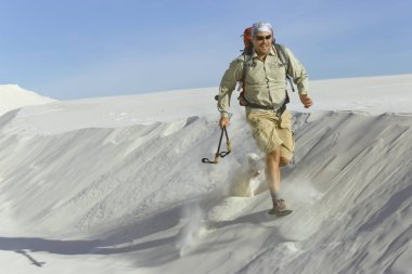 Beyaz dunes üzerinde çölde yolculuk.