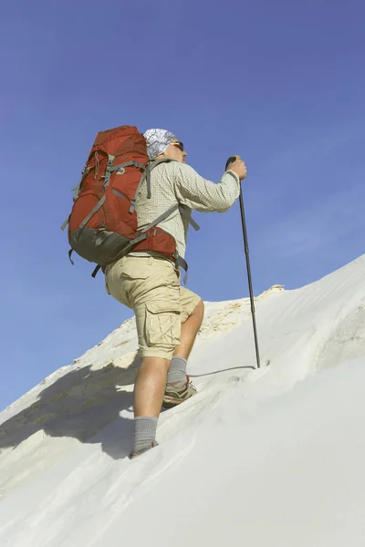 A viagem no deserto nas dunas brancas . — Fotografia de Stock