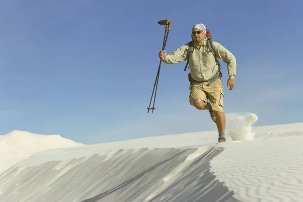 De reis in de woestijn op de witte duinen. — Stockfoto