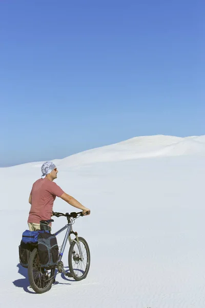 Podróży człowiek na rowerze na pustyni. — Zdjęcie stockowe