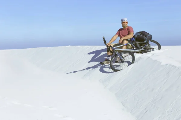 Viajando homem de bicicleta no deserto . — Fotografia de Stock