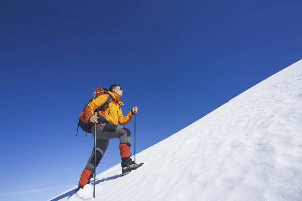 Winterwandelen in de bergen met een rugzak. — Stockfoto