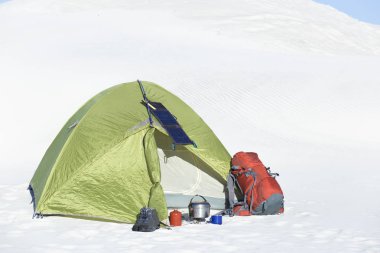 Bir sırt çantası ve çadır ile çölde Kamp.