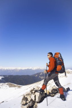 Bir sırt çantası ile dağlarda hiking kış.