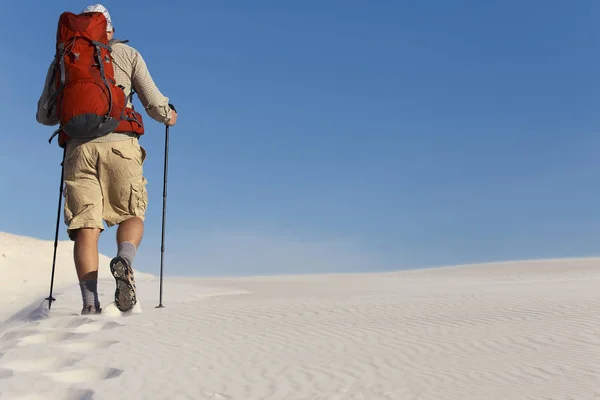 De reis in de woestijn op de witte duinen. — Stockfoto