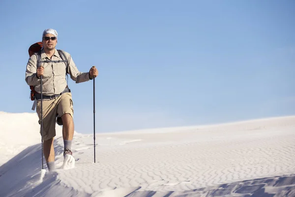 A viagem no deserto nas dunas brancas . — Fotografia de Stock