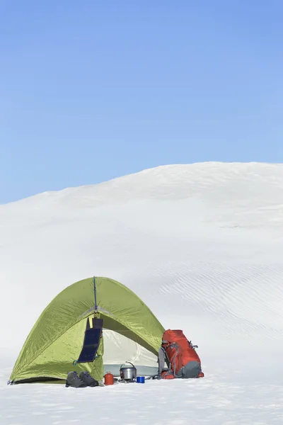 Zelten in der Wüste mit Rucksack und Zelt. — Stockfoto