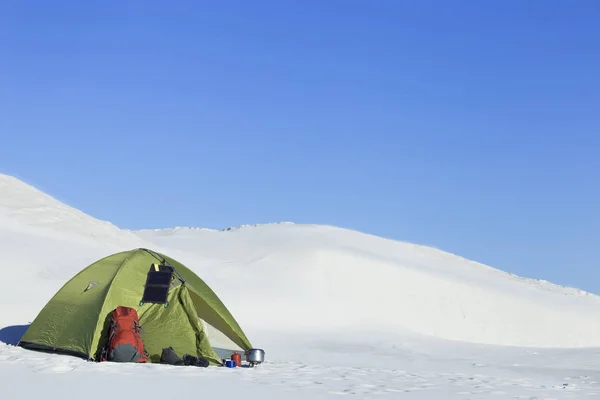 Кемпинг в пустыне с рюкзаком и палаткой . — стоковое фото